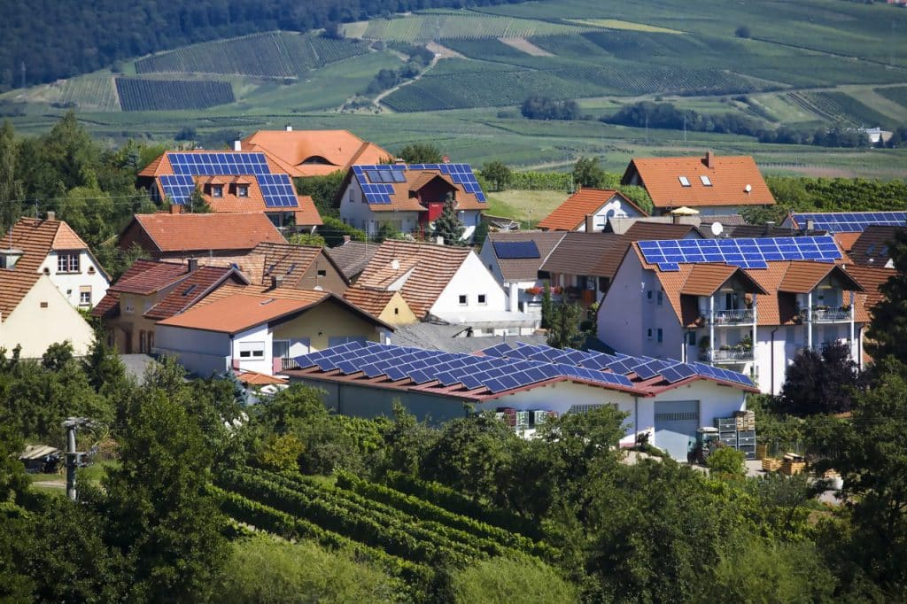 Hausdächer mit Photovoltaikanlagen