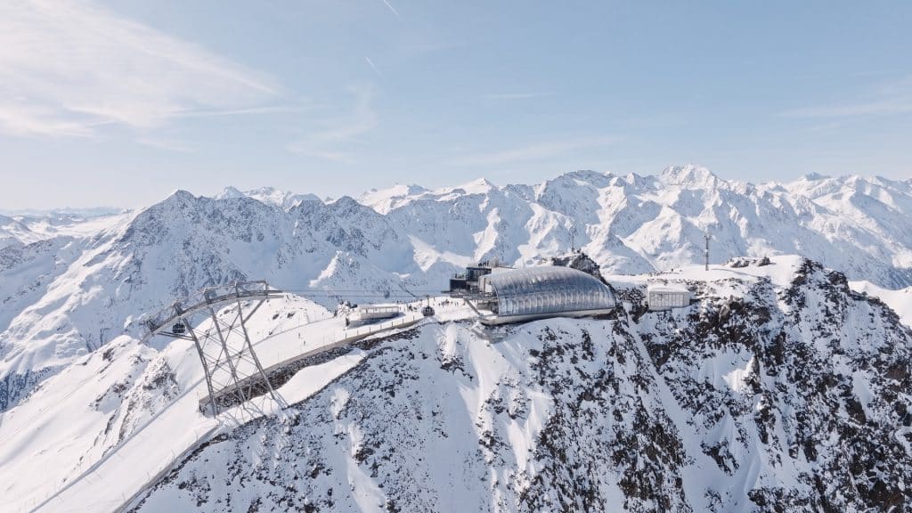 Blick auf eine Bergstation im Skigebiet Sölden