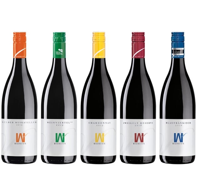 Fünf Weinflaschen unterschiedlicher Sorten des Unternehmens Wegenstein stehen in einer Reihe nebeneinander