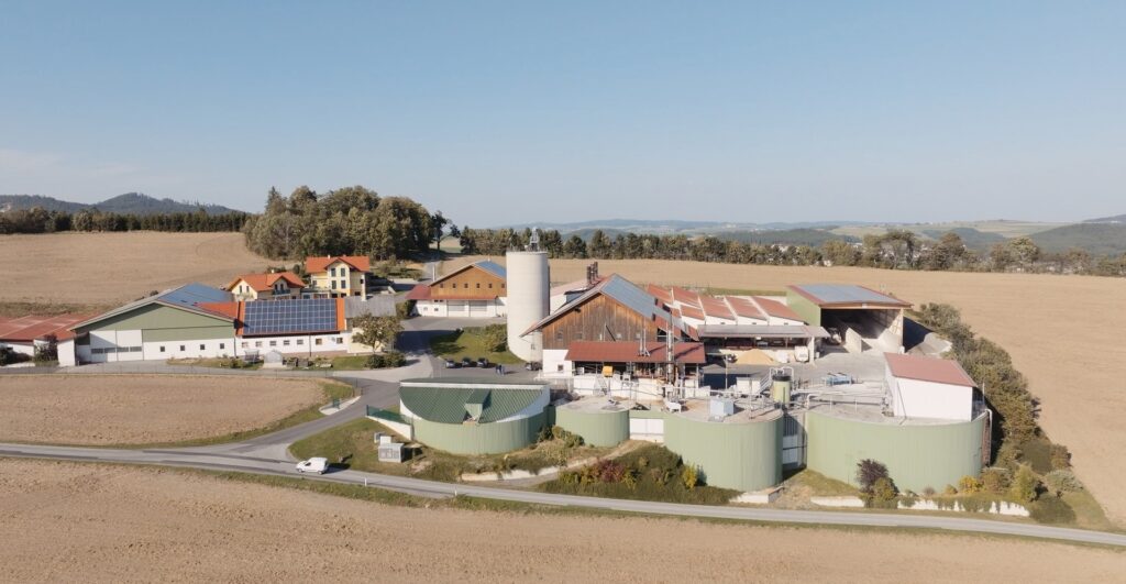 Luftaufnahme eines Bauernhofs mit Biogasanlage