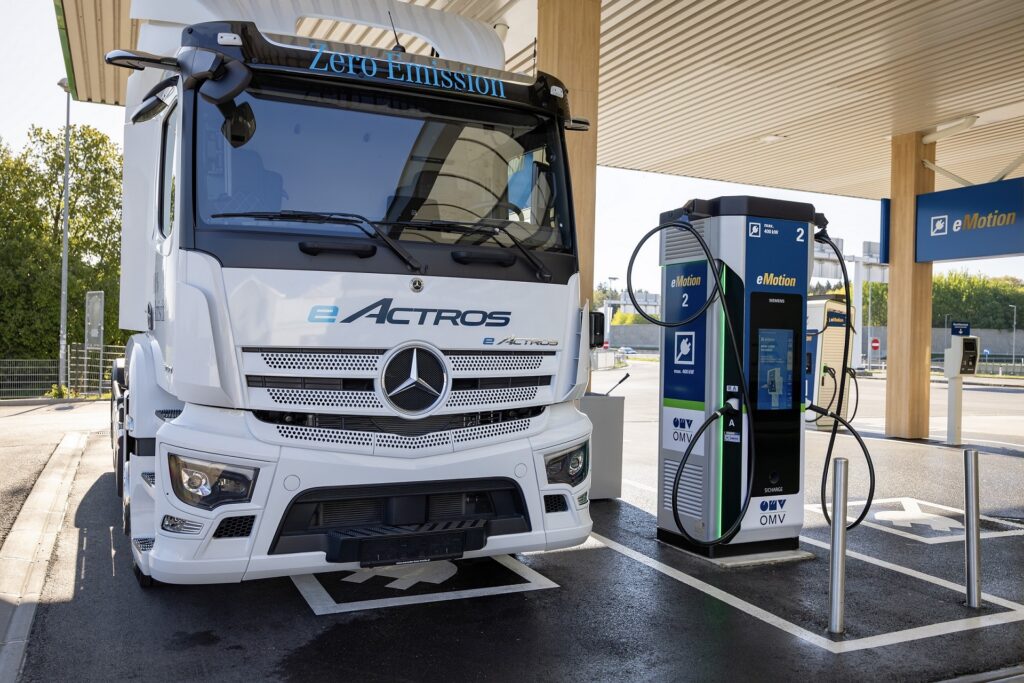 E-Lkw neben der Siemens-Ladesäule SICHARGE D an der Raststation in Laakirchen