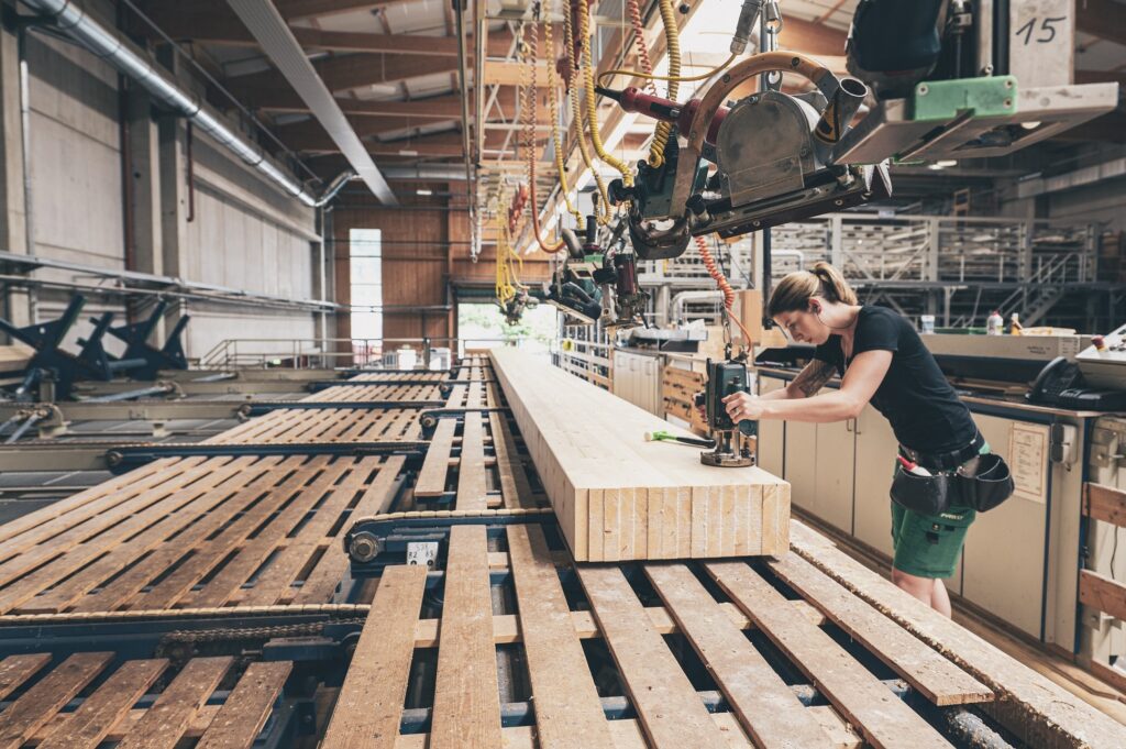 Eine Frau bei der Holzbearbeitung in der Produktion von Pabst Holz