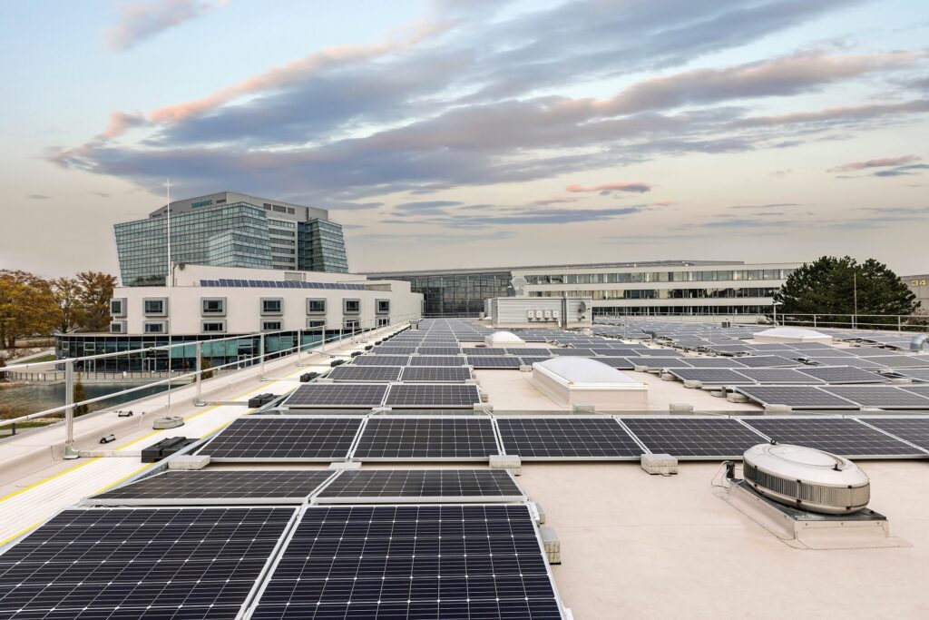 Blick auf ein Gebäude der Siemens City in Wien mit PV-Anlage