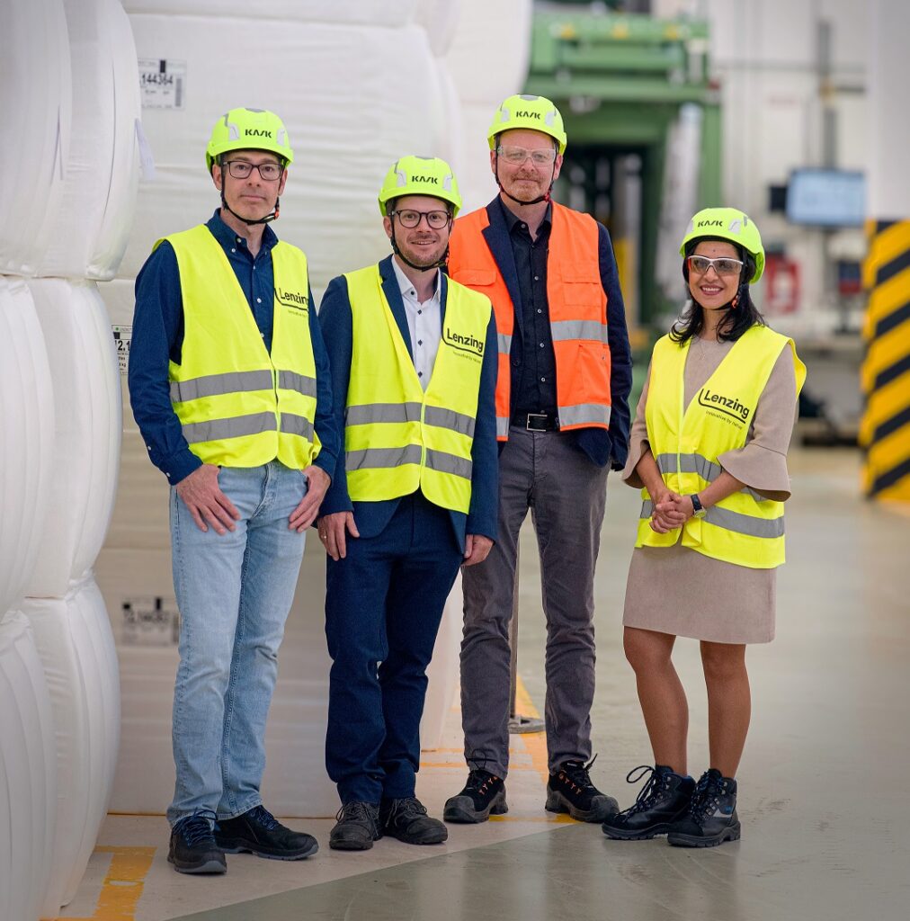 Gruppenfoto von vier Personen im Werk der Lenzing AG