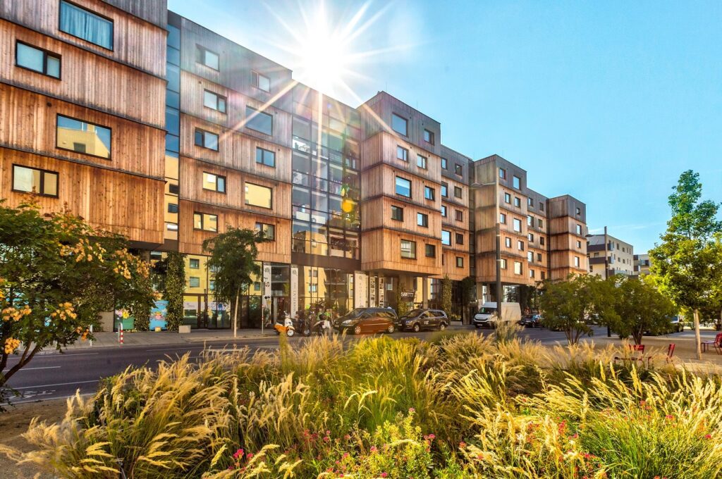 Ansicht einer Gebäudefront mit Holzfassade in aspern Seestadt Wien