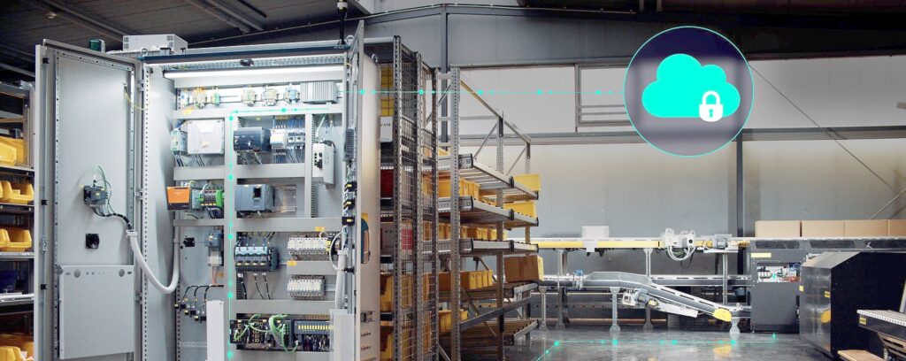 Symbolbild Edge Computing, Industrieumgebung mit technischen Geräten in einer Halle