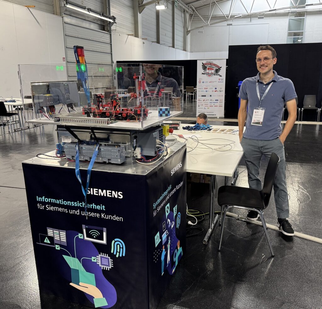 Siemens bei der Cyber Security Challenge 2025 mit der Anlage für den OT-Part