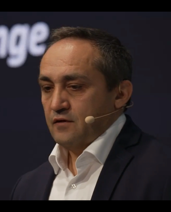 Johann Schlaghuber, Cybersecurity Officer Siemens AG Österreich, mit Kopfmikrofon bei einer Veranstaltung