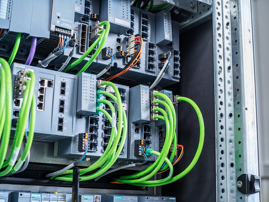 Detailansicht eines Schaltschranks mit Siemens-Komponenten aus dem Scalance-Portfolio für industrielle Kommunikation