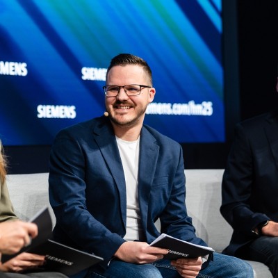 Foto von Rudolf Kau, Maintenance Manager bei Kotanyi, w&auml;hrend einer Podiumsveranstaltung von Siemens bei der Hannover Messe Industrie 2025