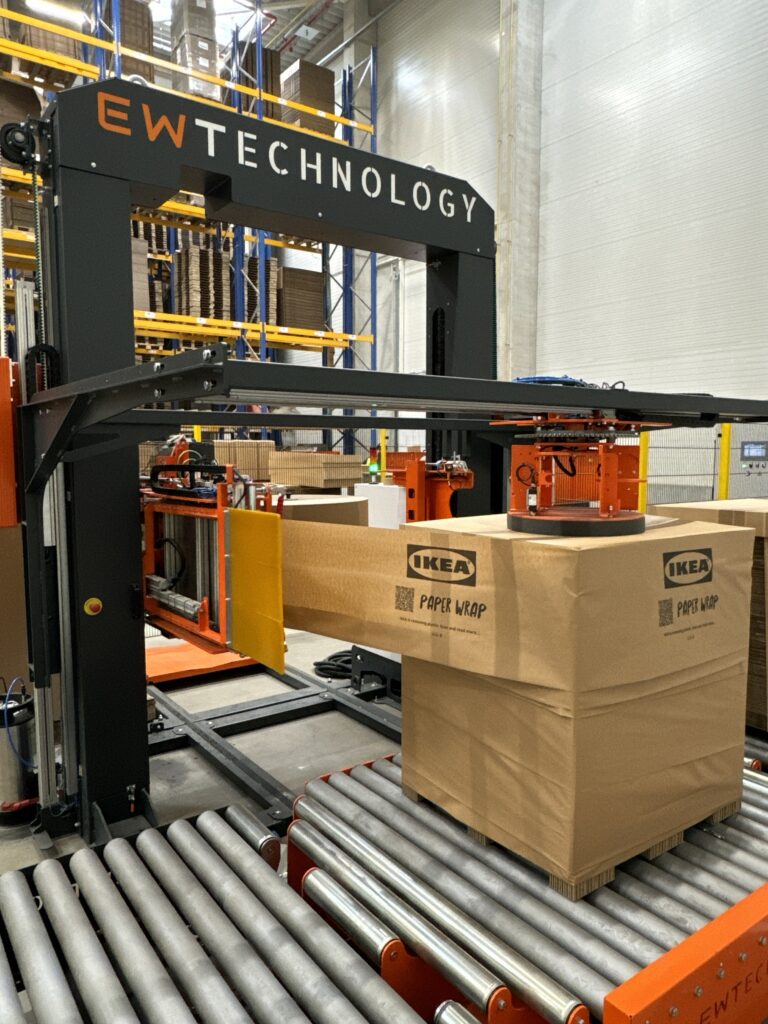 Eine Wickelmaschine von PaperWrap, die Waren mit Spezialpapier umwickelt