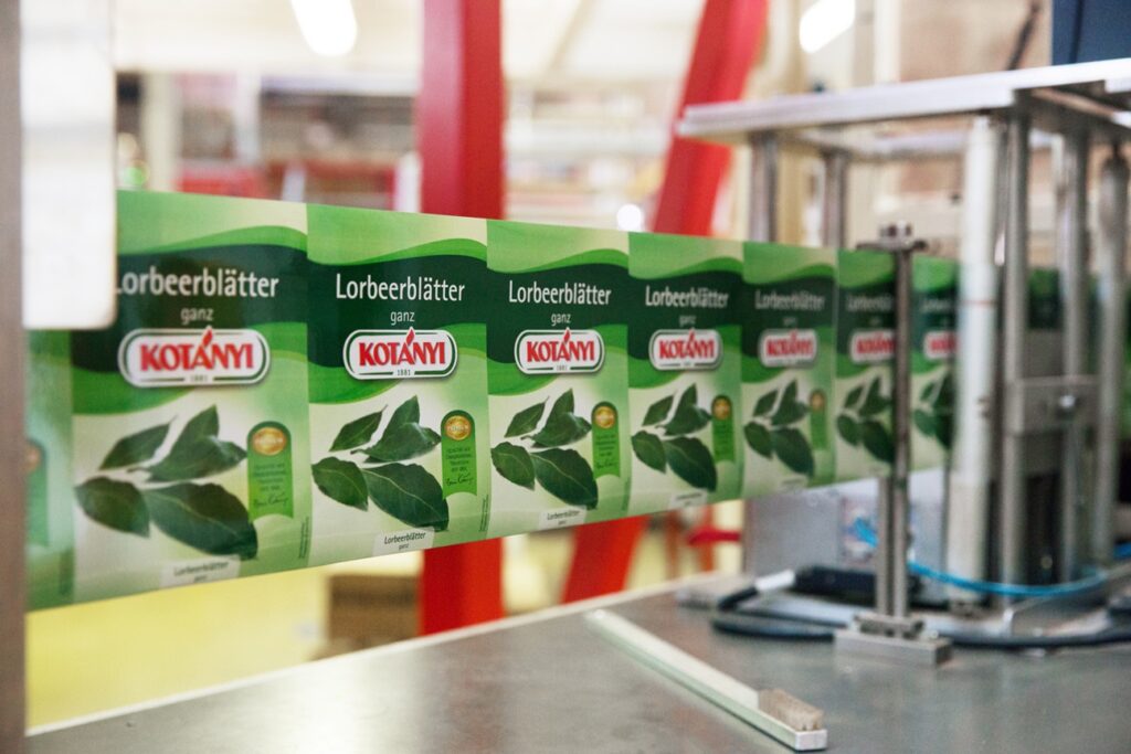 Ansicht einer Kotányi-Produktionslinie für Briefverpackungen