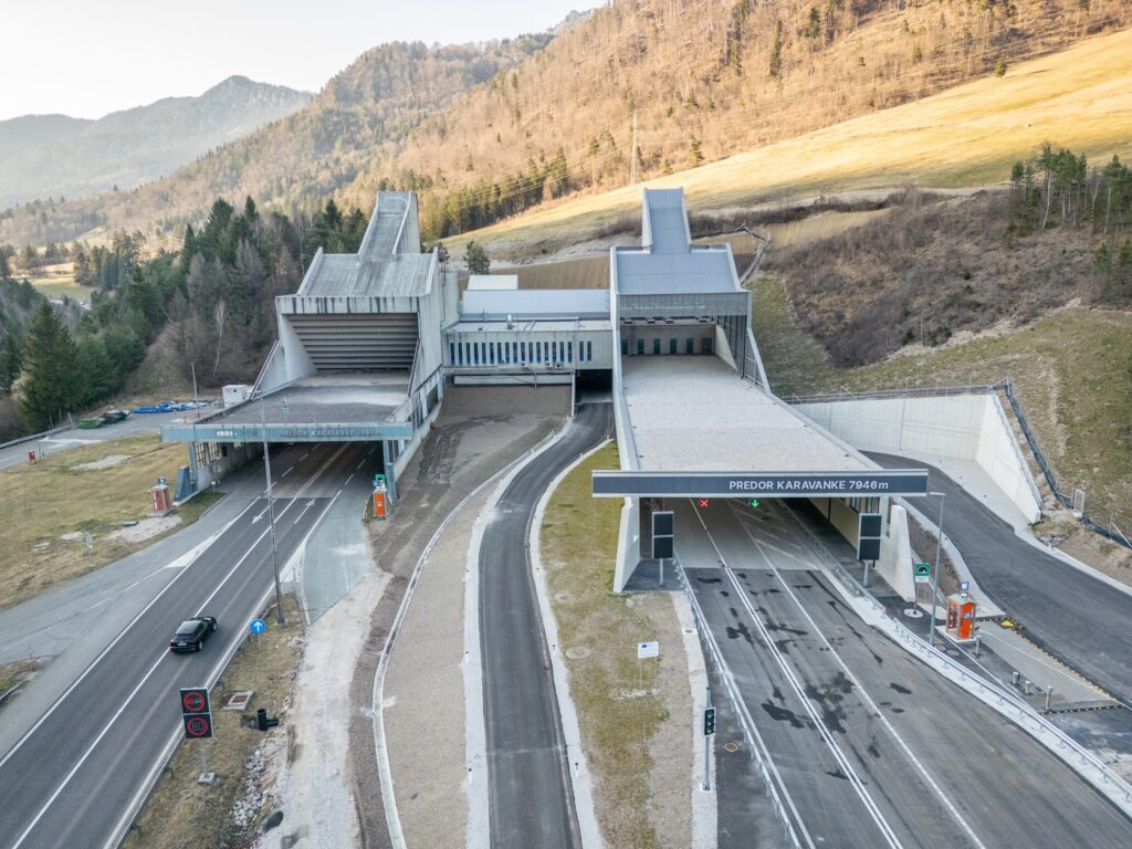 Luftaufnahme der Tunnelportale des Karawankentunnels
