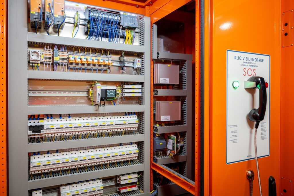 Blick auf eine technische Anlage f&uuml;r die redundante Steuerungstechnik im Karawankentunnel zwischen K&auml;rnten und Slowenien