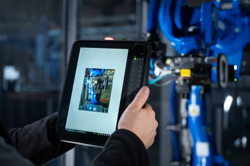 Roboterzelle in der Fertigung wird mittels Tablet bearbeitet
