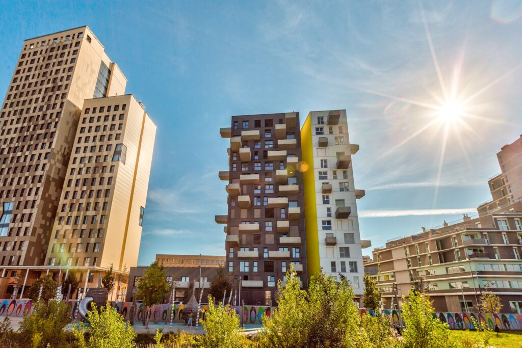 Ansicht von Hochhäusen in aspern Seestadt bei blauem Himmel und Sonnenschein