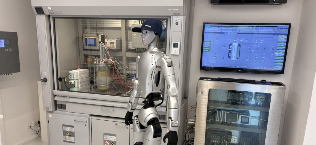 Ein humanoider Roboter bei der Arbeit im Living Lab von Siemens.