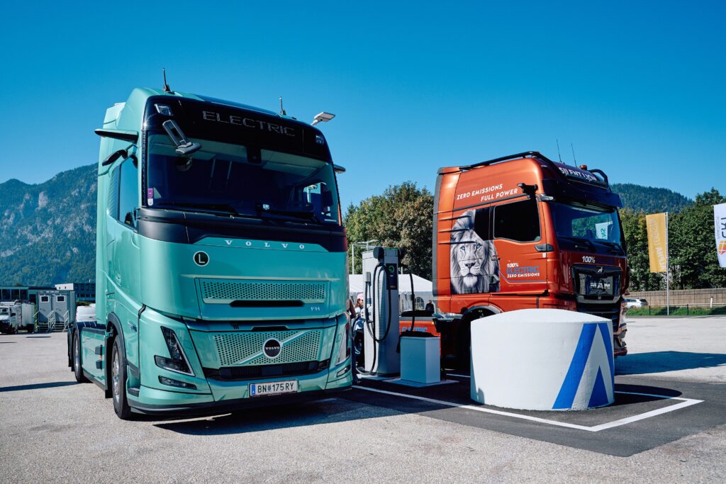 E-LKW bei den Hochleistungsladestationen von Siemens an der A12-OMV Station in Kufstein