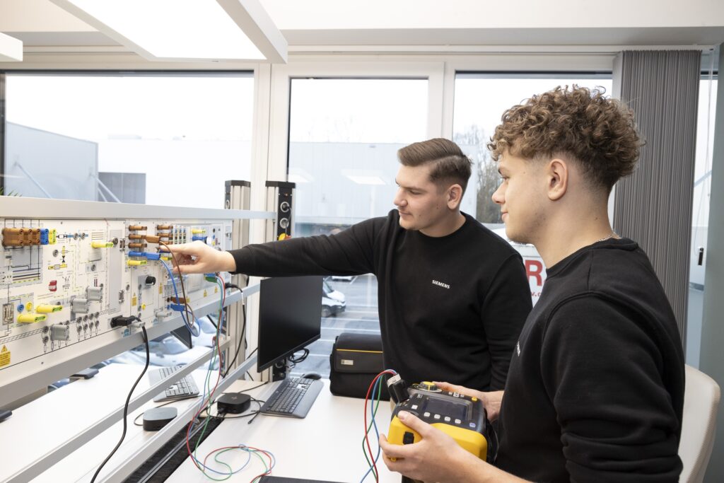 Zwei Burschen arbeiten an einem Task in der Siemens Fachkräfteausbildung