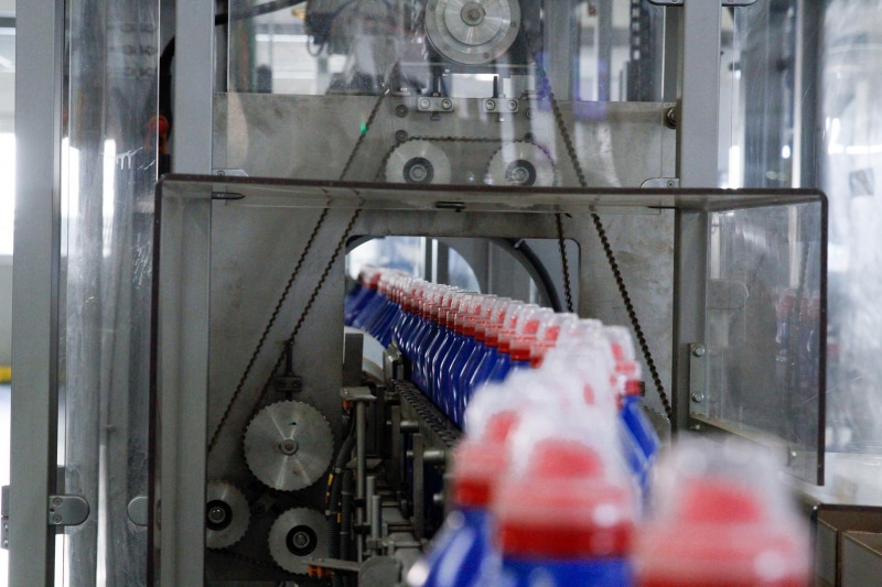 Bis zu 300 abgefüllte Flaschen pro Minute durchlaufen diese Produktionslinie im spanischen Henkel-Werk.