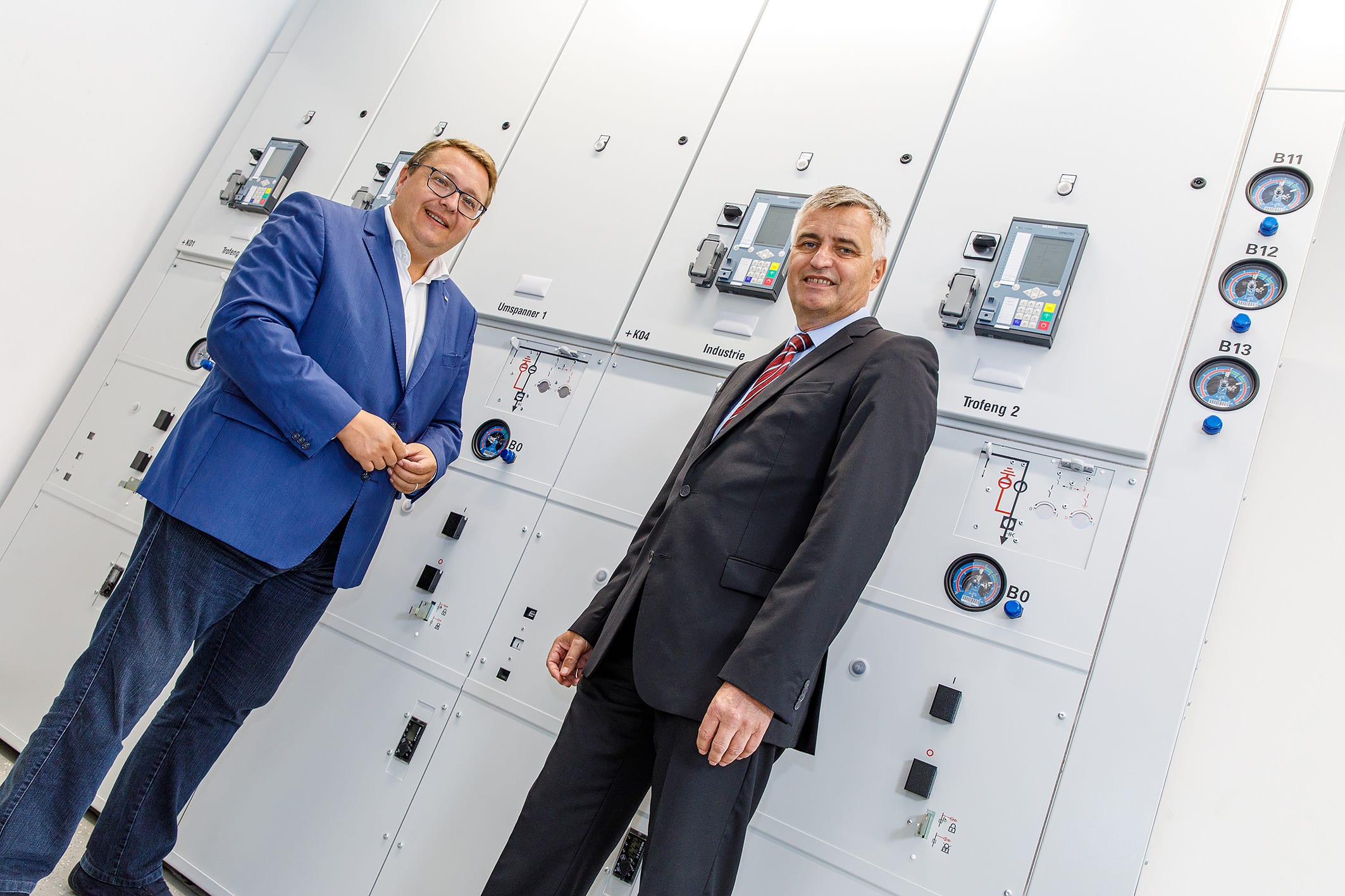 Vertreter des Managements von Energie Steiermark und Siemens vor einer Schaltanlage