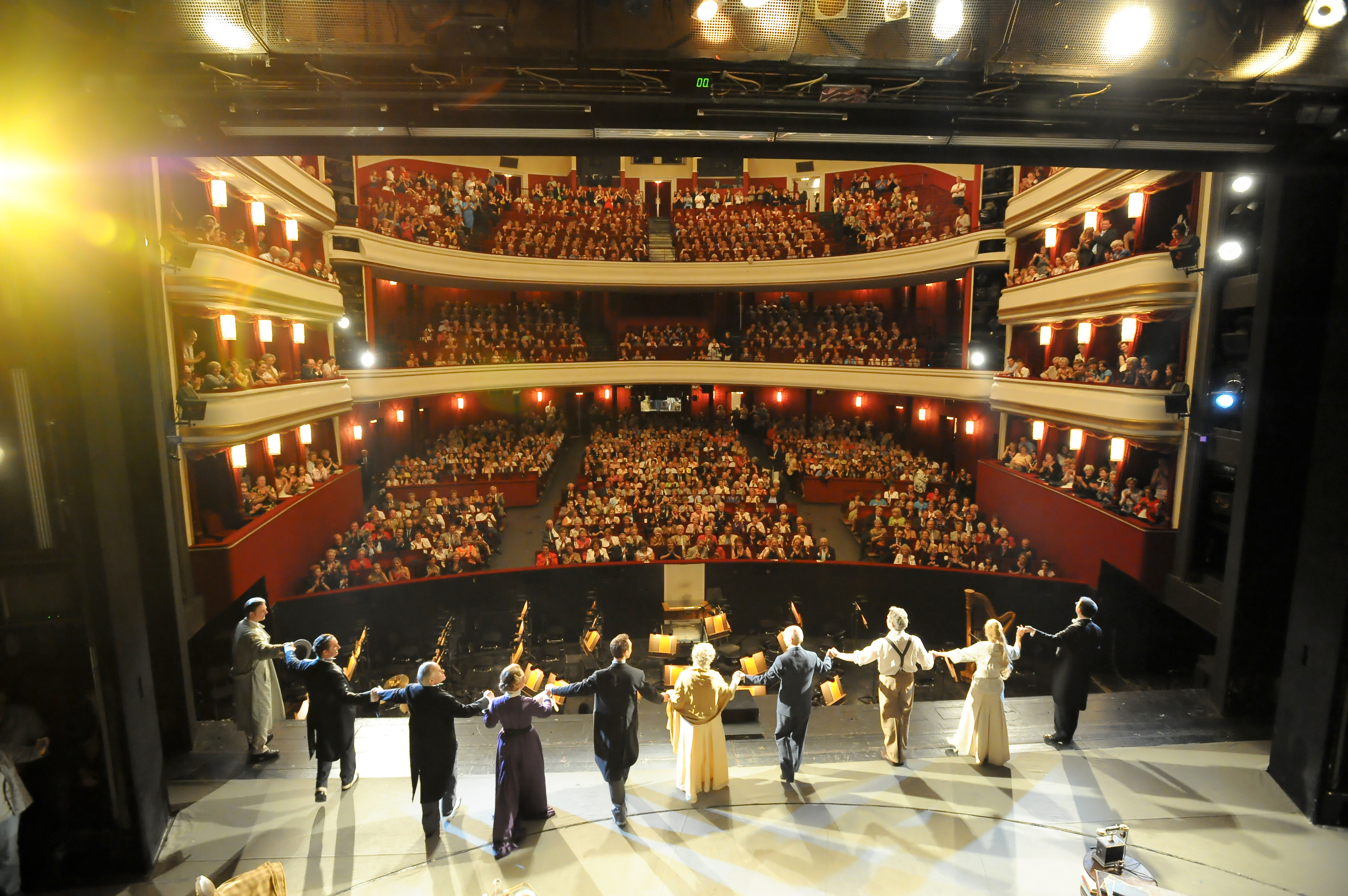 Schauspieler vor Publikum in der Volksoper Wien